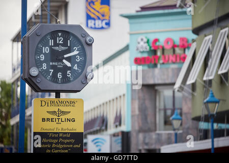 Barbados parrocchia Saint Michael locale nero grande orologio è stato donato da diamanti internazionale inferiore su Broad Street Breitling SA ho Foto Stock