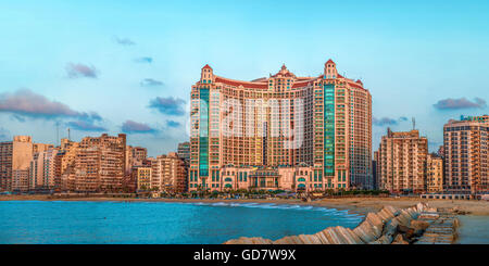 San Stefano Grand Plaza paesaggio litoraneo, Alessandria, Egitto Foto Stock