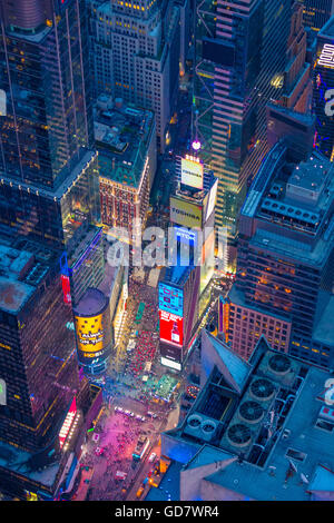Fotografia aerea (elicottero). Times Square è un importante incrocio commerciale e del quartiere nel centro di Manhattan, New York Foto Stock
