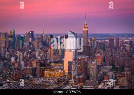 Fotografia aerea (elicottero). Manhattan è la più densamente popolata di cinque distretti di New York City. Foto Stock