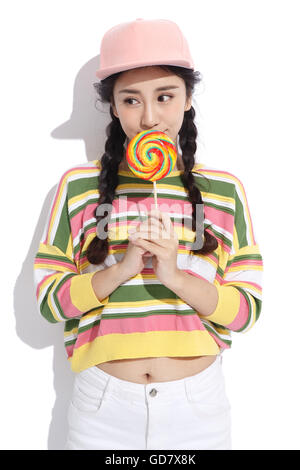 Bella ragazza giovane azienda un arcobaleno candy Foto Stock