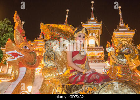 Lanterne e dresst tradizionale persone al Night parade presso il Loy Krathong Festival nella città di Chiang Mai nel nord Thail Foto Stock