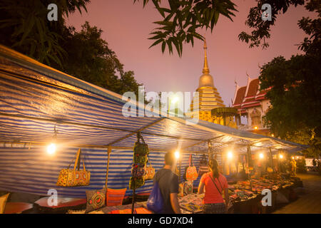 Un nightmarket a Wat nella città vecchia di Chiang Mai nel nord della Thailandia in Thailandia in southeastasia. Foto Stock