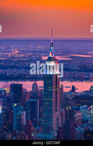 Fotografia aerea (elicottero). Manhattan è la più densamente popolata di cinque distretti di New York City. Foto Stock