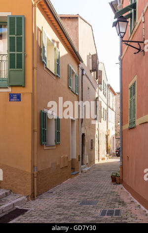 Tipica strada a Villefranche sur Mer, Cota D'Azur, in Francia Foto Stock