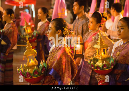 Lanterne e dresst tradizionale persone al Night parade presso il Loy Krathong Festival nella città di Chiang Mai nel nord Thail Foto Stock