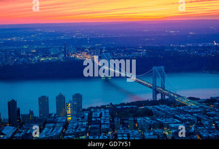 Il Ponte George Washington Bridge al tramonto nella città di New York Foto Stock