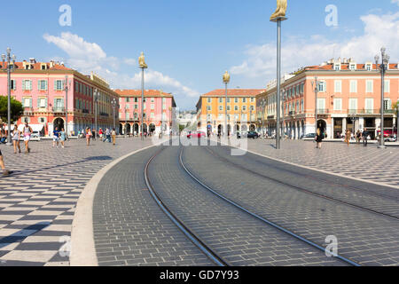 I binari del tram attraverso la Place Massena, a Nizza Foto Stock