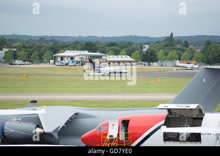 Farnborough Hampshire, Regno Unito. 12 luglio 2016. Il Farnborough Airshow internazionale, Falcon jet executive si allontana. Foto Stock