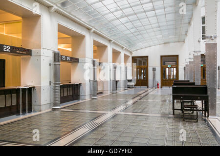 Scrivanie e colonne nella sala principale di Austrian Post Office Savings Bank a Vienna, in Austria Foto Stock