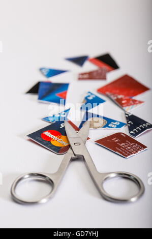 Carta di Credito dept Concetto di immagine di un taglio di carta di credito e un paio di forbici Foto Stock