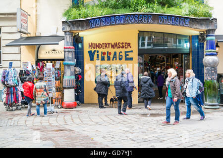 Le persone al di fuori della casa Hundertwasser Village a Vienna, in Austria Foto Stock