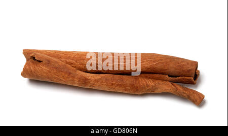 Bastoncino di cannella isolati su sfondo bianco. Vista ravvicinata. Foto Stock