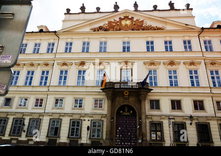 Il splendidamente decorate ambasciata tedesca, vicino il Petrin Hill, nel centro di Praga (Praha) nella Repubblica Ceca. Foto Stock