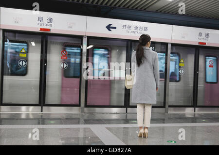 Giovani donne prendere la metropolitana Foto Stock