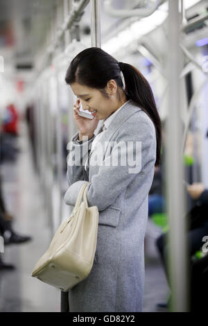 Giovani donne prendere la metropolitana Foto Stock