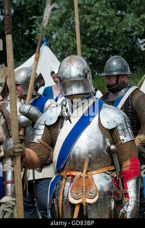 Lancastrian medievale cavalieri battaglia pronto a Tewkesbury festival medievale 2016, Gloucestershire, Inghilterra. Foto Stock