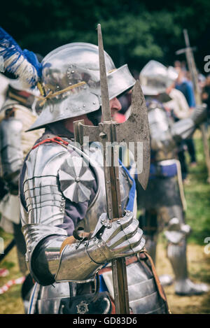 Lancastrian medievale cavalieri battaglia pronto a Tewkesbury festival medievale 2016, Gloucestershire, Inghilterra. Vintage filtro applicato Foto Stock