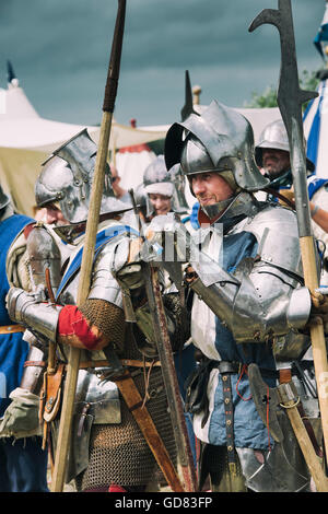 Lancastrian medievale cavalieri battaglia pronto a Tewkesbury festival medievale 2016, Gloucestershire, Inghilterra. Vintage filtro applicato Foto Stock