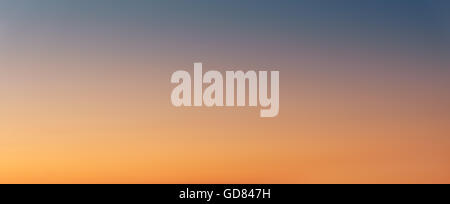 Arancio e blu Cielo di tramonto gradiente dello sfondo Foto Stock