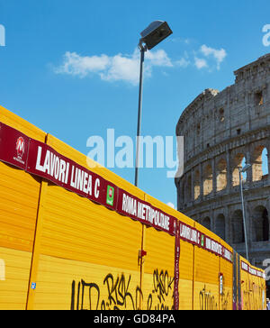 Il Colosseo e le barriere che racchiude la costruzione della nuova linea di metro C Roma Lazio Italia Europa Foto Stock