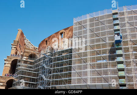 Ponteggio intorno al Colosseo durante il restauro, Roma, lazio, Italy Foto Stock