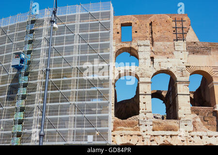 Ponteggio intorno al Colosseo durante il restauro, Roma, lazio, Italy Foto Stock