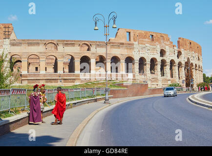 Attori raffiguranti centurioni romani/soldati per fotografie con i turisti, Colosseo, Roma, lazio, Italy Foto Stock