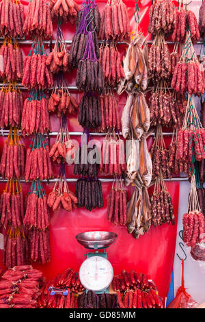 Salsicce per la vendita al mercato di Chinatown, Singapore. Foto Stock