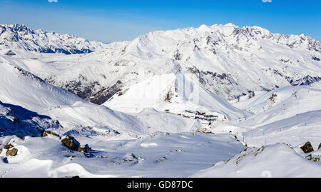 Ski resort 'Les Deux Alpes ' con nel "Alpes d'Huez' in background e una stazione di seggiovia Foto Stock