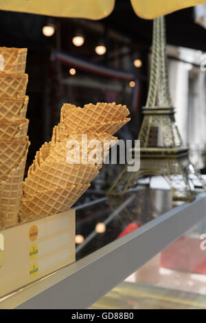 Vuoto coni gelato pronto per il riempimento con la Torre Eiffel statua in background. Boulogne-sur-Mer, Francia. Foto Stock