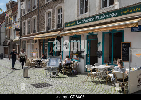Cene alfresco presso la Petite Auberge nella vecchia città di Boulogne-sur-Mer, Francia. Foto Stock