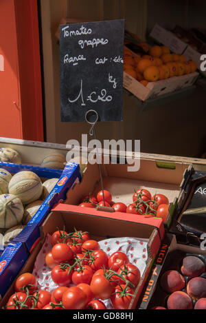 Pomodori freschi di vite / pomodori grappe in vendita lungo la Grande Rue, Boulogne-sur-Mer, Francia. Foto Stock