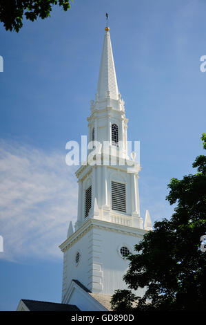 La prima chiesa di Cristo bianco congregazionale steeple sollevandosi al di sopra di edifici in West Hartford, Connecticut. Foto Stock