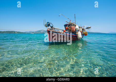 Una barca da pesca in Lefkas sull'isola di Lefkada, Grecia Foto Stock