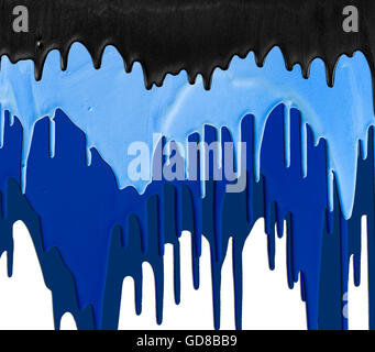 Tre tonalità di blu e nero dipinge il gocciolamento isolati su sfondo bianco Foto Stock