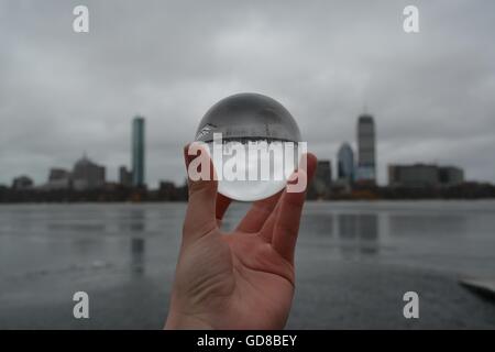 Boston's Back Bay visto attraverso una sfera di cristallo, attraversata dal fiume Charles in Cambridge Massachusetts Foto Stock