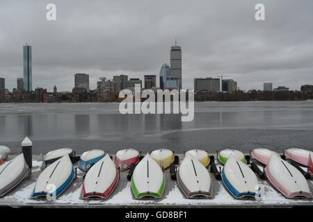 Boston's Back Bay visto attraverso una sfera di cristallo, attraversata dal fiume Charles in Cambridge Massachusetts Foto Stock