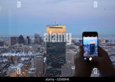 Una vista dello skyline di Boston visto da di Back Bay con una fotocamera di scattare una foto è il primo piano. Foto Stock