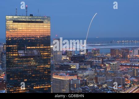 Una lunga esposizione del centro cittadino di Boston al tramonto con gli aerei che decollano dall'Aeroporto Logan di fronte al porto di Boston. Foto Stock