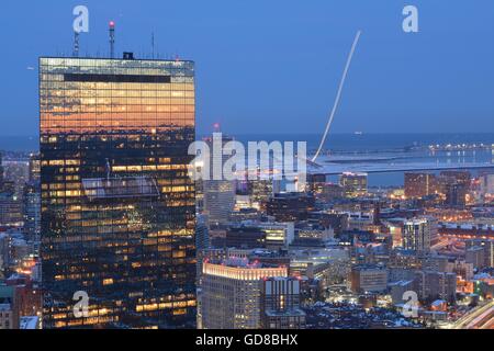 Una lunga esposizione del centro cittadino di Boston al tramonto con gli aerei che decollano dall'Aeroporto Logan di fronte al porto di Boston. Foto Stock