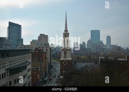 Boston's Back Bay visto dietro il famoso Park Street Chiesa e Boston Common. Foto Stock