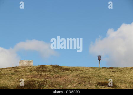 Fari a luce rotante sulla parte superiore della collina sopra Chesil Beach,Dorset, Regno Unito Foto Stock