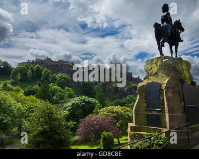 Il Castello di Edimburgo, Scozia in estate Foto Stock