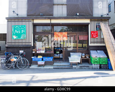 Tre biciclette da strada al di fuori di un tradizionale giapponese del negozio di alimentari. Foto Stock
