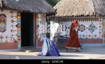 Case tradizionali (Bhungas) nei locali di un villaggio nei pressi di Bhuj, Gujarat, India Foto Stock