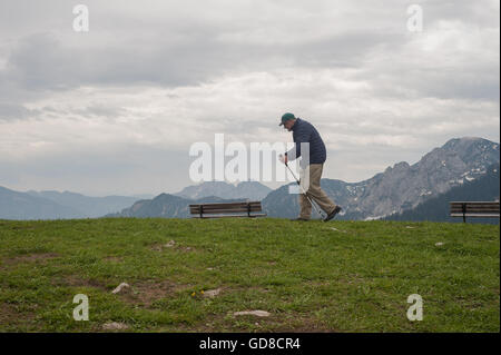 In Germania, il Land della Baviera, 29 maggio 2016. Un escursionista è visto camminando sul Wallberg in Alta Baviera. Foto Stock