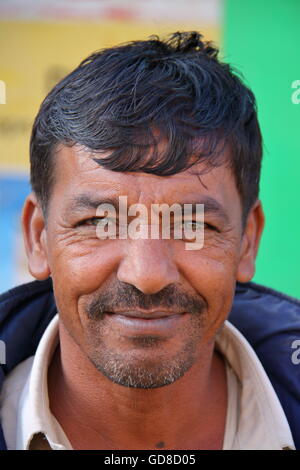 Ritratto di un Gujarati uomo con occhi chiari in Bhuj, Gujarat, India Foto Stock