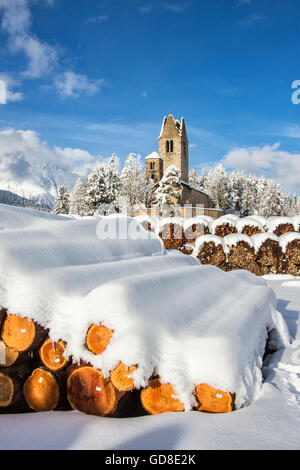 La chiesa di San Gian circondato da boschi innevati Celerina Cantone dei Grigioni Engadina Svizzera Europa Foto Stock