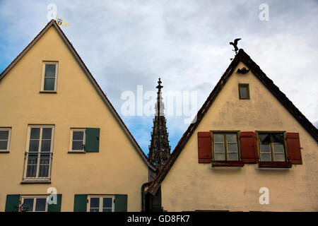 Architettura di alloggiamento con la Cattedrale di Ulm, Ulm Baden-Wuerttemberg Germania Europa Foto Stock